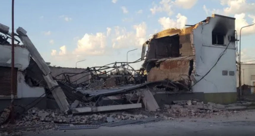 Colaps&oacute; la pared norte de la distribuidora de Don Bosco que se incendi&oacute; la semana pasada