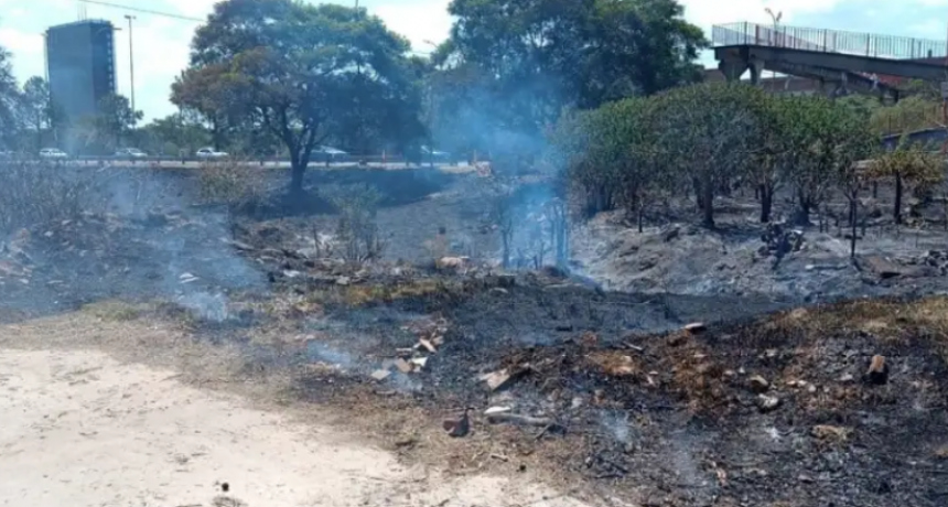 Incendio de pastizales en la ruta 168 a metros de los boliches