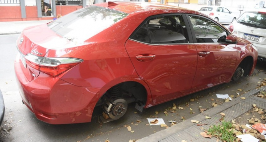 Inseguridad en el microcentro: Dej&oacute; su auto estacionado y en un rato le robaron dos ruedas