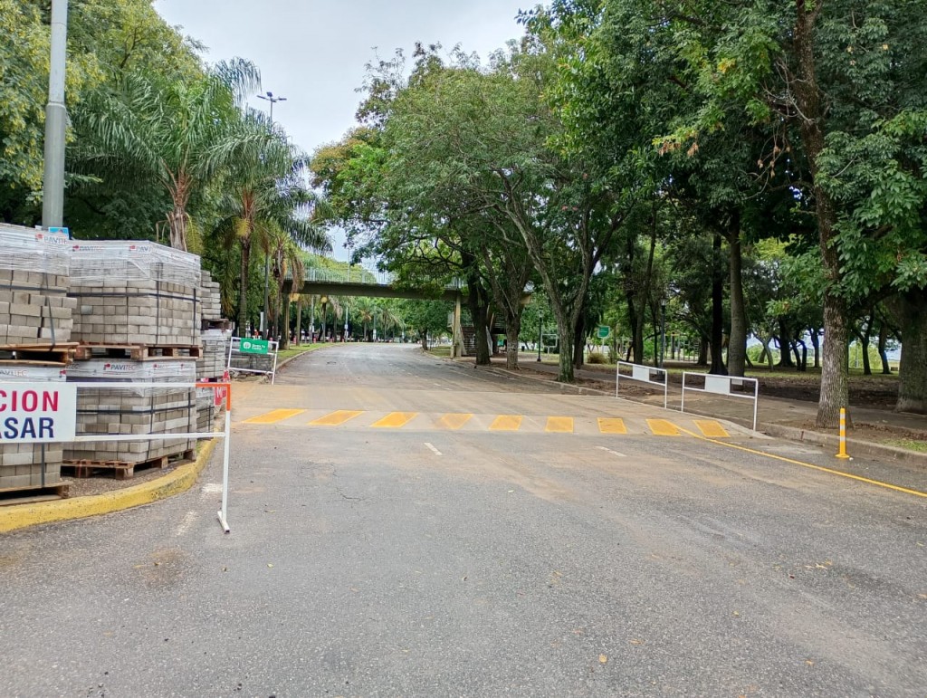 Avanza la obra de manda peatones en la Costanera Santafesina: ya se habilitó el cruce de Almirante Brown y Calcena