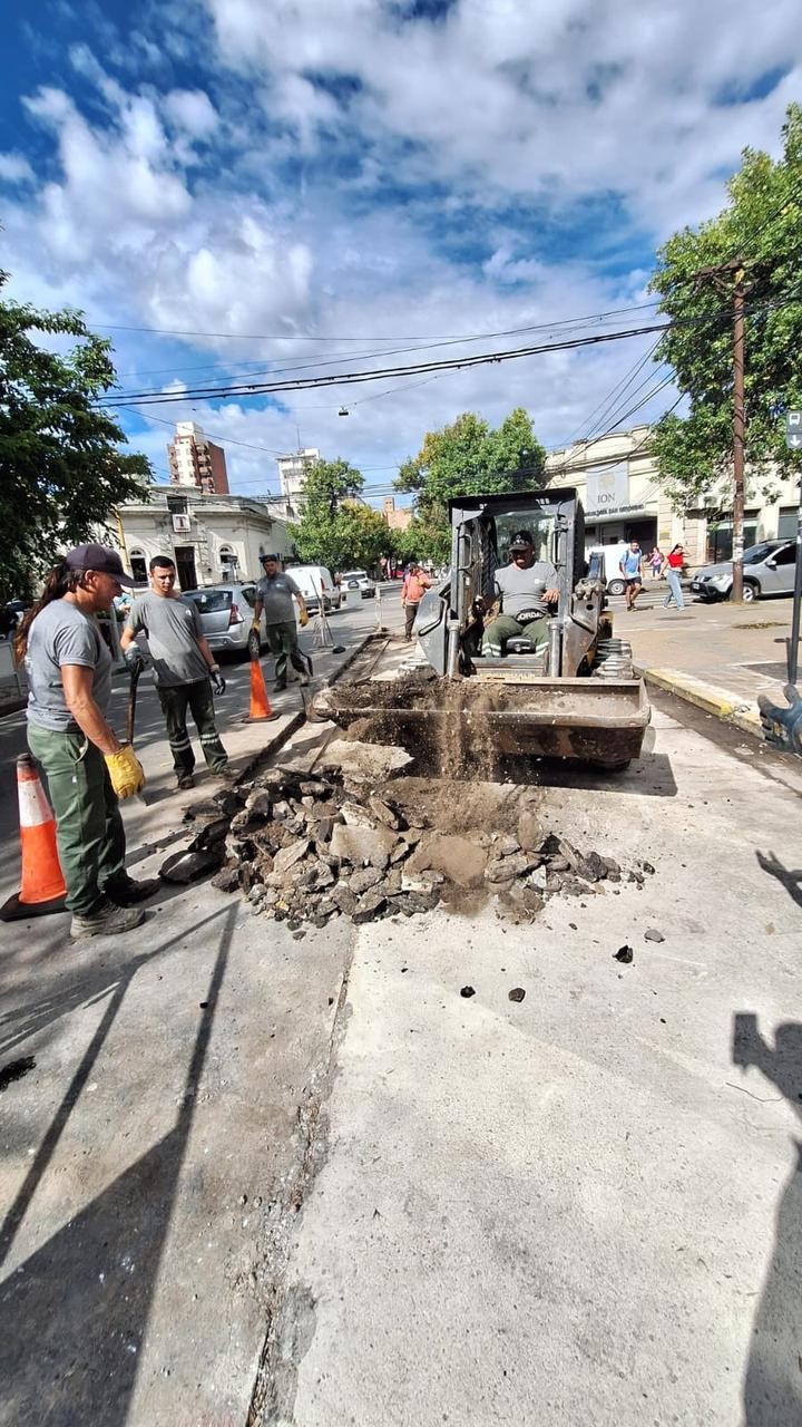 La Municipalidad refuerza los trabajos de mantenimiento vial en distintos barrios de Santa Fe