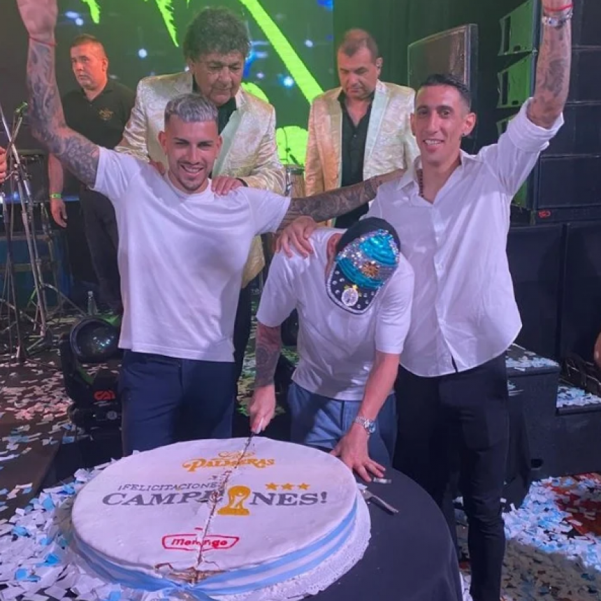 El alfajor santafesino gigante MERENGO que comieron Messi y los campeones del mundo