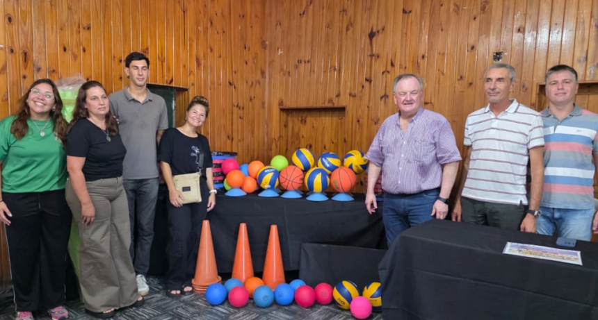 El senador Felipe Michlig encabezó un acto de entrega de aportes y equipamientos a Clubes de San Cristóbal