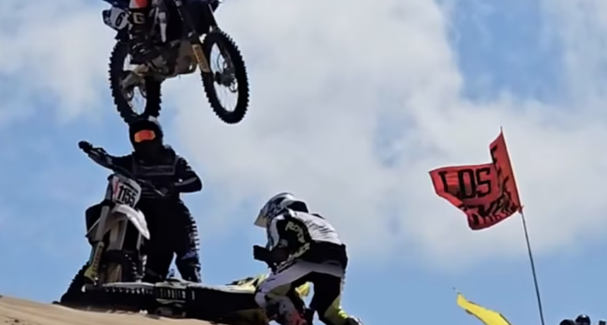 El desesperante accidente en el Enduro de Villa Gesell: se quedó en una duna y otro competidor le pegó en la cabeza con su moto