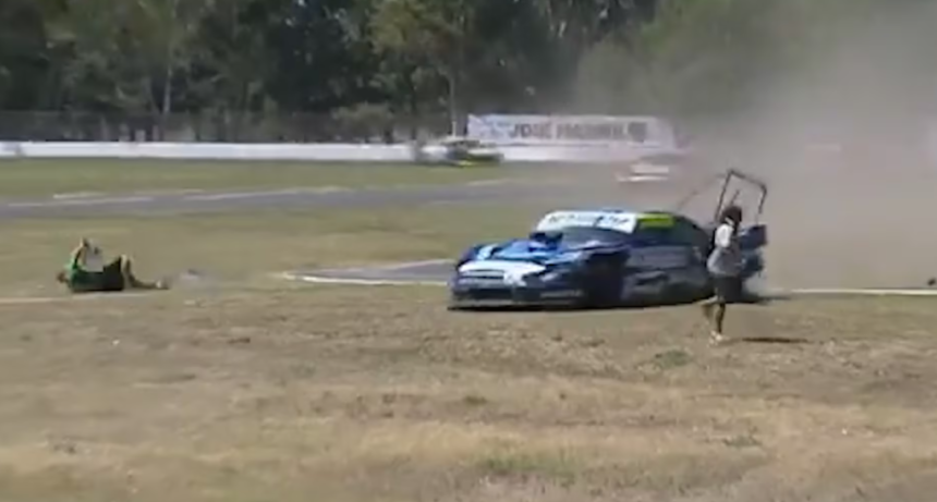 El accidente que casi termina en tragedia en el Aut&oacute;dromo de La Plata: despiste y tres personas que se salvaron de milagro