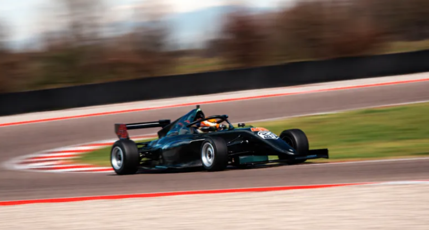 Lautaro Campione busca apoyo para correr en la F&oacute;rmula 4 y explica el alto costo del automovilismo