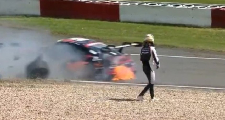 Espeluznante accidente en las 24 Horas de N&uuml;rburgring: casi lo atropellan y escap&oacute; de las llamas  